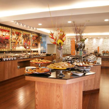Готель Barcelo Гвадалахара Ресторан фото The buffet at the restaurant