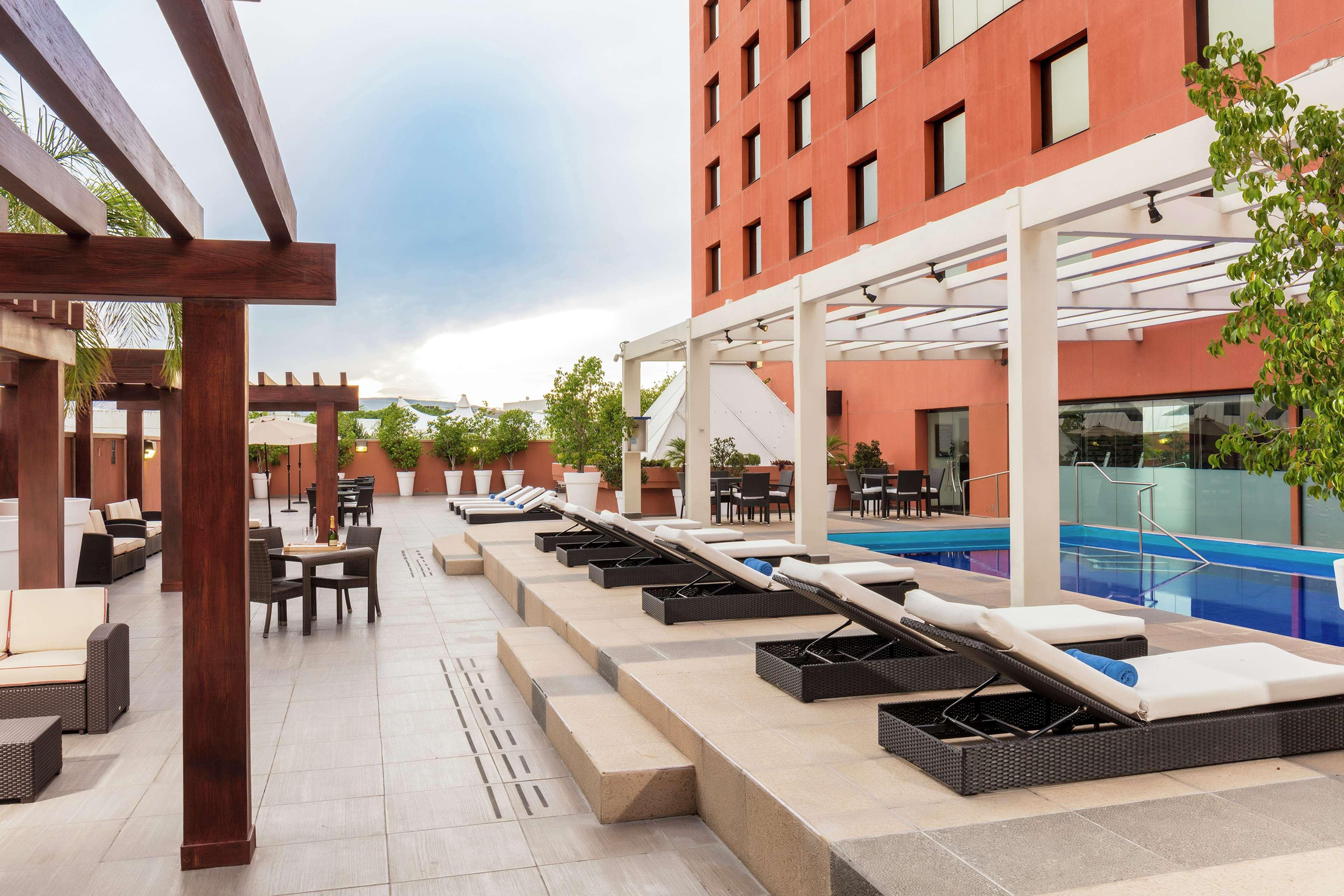 Готель Barcelo Гвадалахара Екстер'єр фото The rooftop pool at the hotel