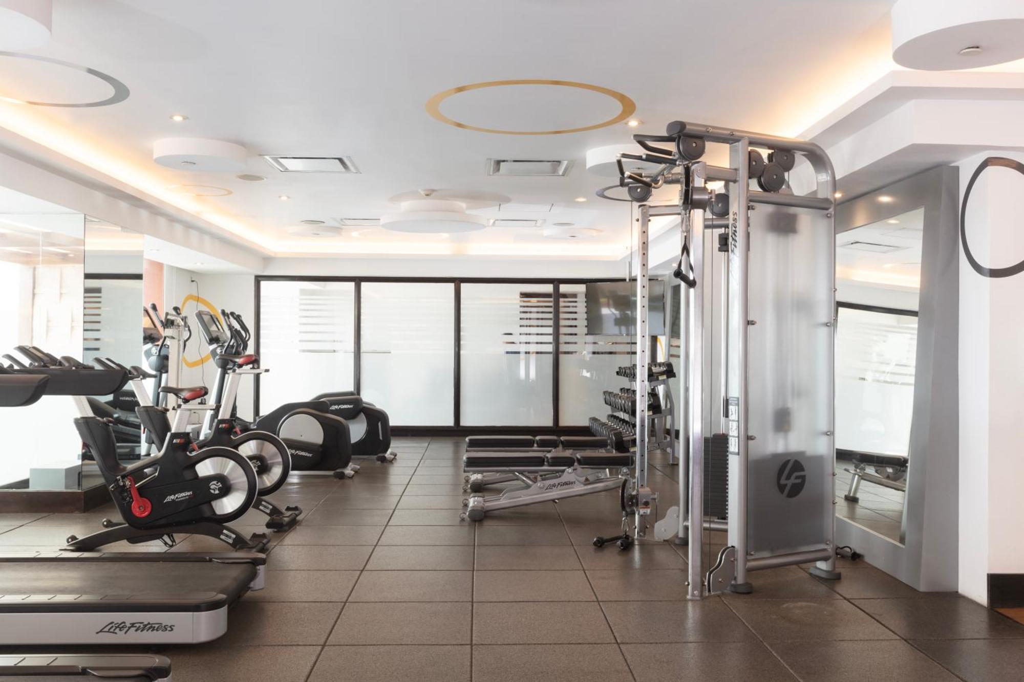 Готель Barcelo Гвадалахара Екстер'єр фото The gym at the hotel